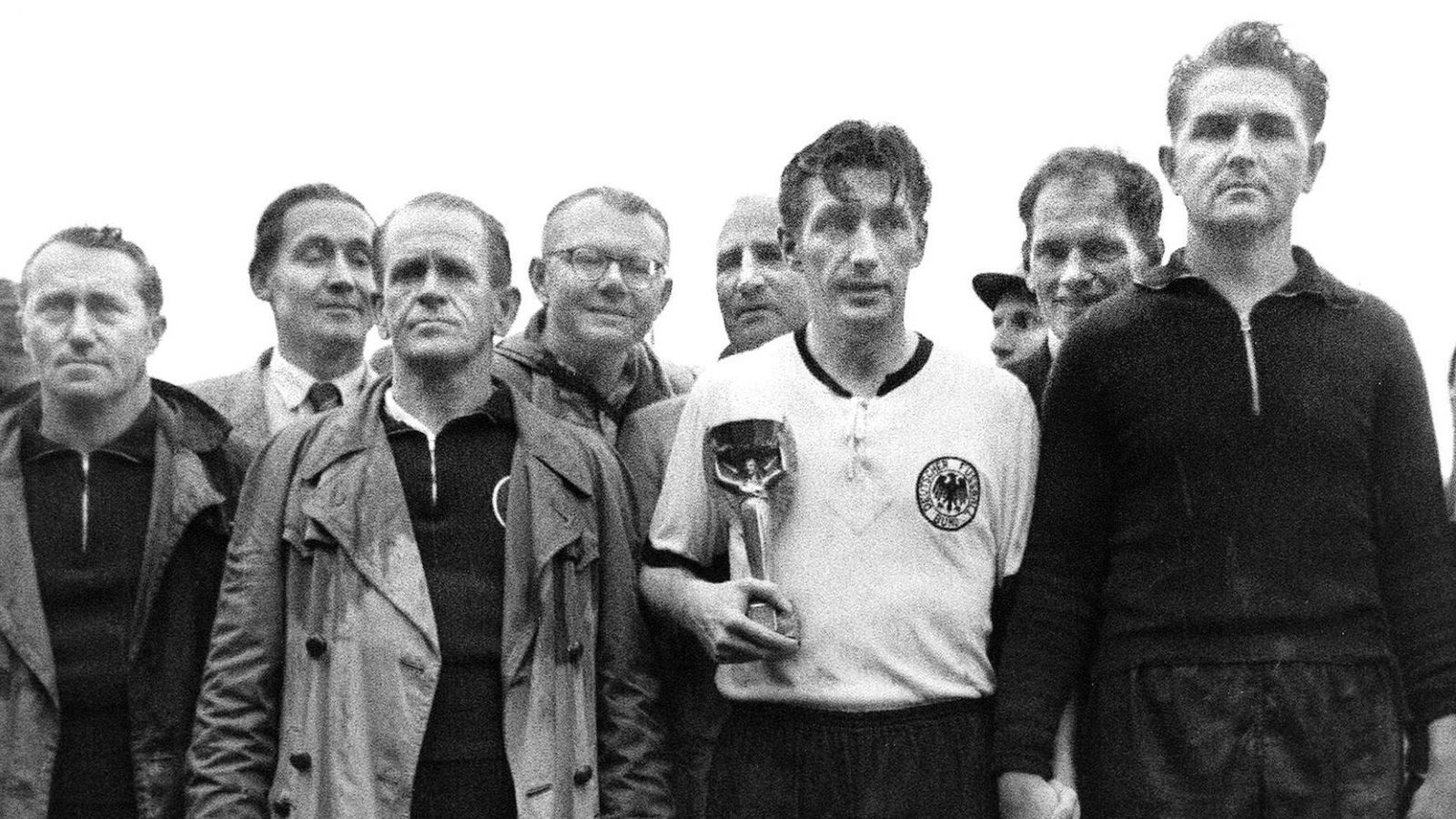 
                <strong>Es folgten fast 67 Jahre ohne Pflichtspiel-Duell</strong><br>
                Kapitän Fritz Walter nahm am 4. Juli 1954 den WM-Pokal entgegen. Die Fußballlegende aus Kaiserslautern hätte damals wohl nicht damit gerechnet, dass bis zum nächsten Pflichtspiel zwischen Deutschland und Ungarn fast 67 Jahre vergehen würden und die Mannschaften sich erst bei der wegen der Corona-Pandemie um ein Jahr verschobenen Europameisterschaft 2021 in einem Pflichtspiel wieder treffen würden.
              