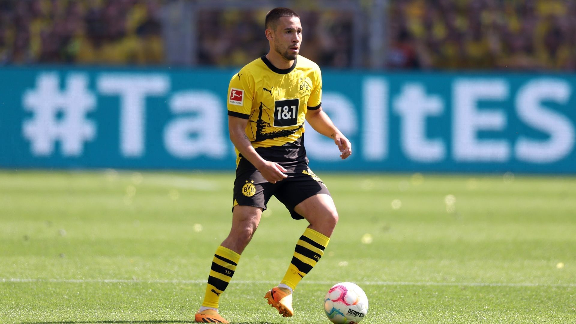 
                <strong>Platz 9 - Raphael Guerreiro (Borussia Dortmund)</strong><br>
                &#x2022; <strong>Bisheriger Verein: </strong>Borussia Dortmund<br>&#x2022; <strong>Größte Erfolge: </strong>Europameister 2016<br>&#x2022; <strong>Marktwert: </strong>20 Millionen Euro<br>&#x2022; <strong>Alter: </strong><br>&#x2022; <strong>Tendenz: </strong>wird auf jeden Fall gehen<br>&#x2022; <strong><strong>Mögliche Ziele:</strong> </strong>FC Bayern München (Transfer nur noch Formsache)<br>
              