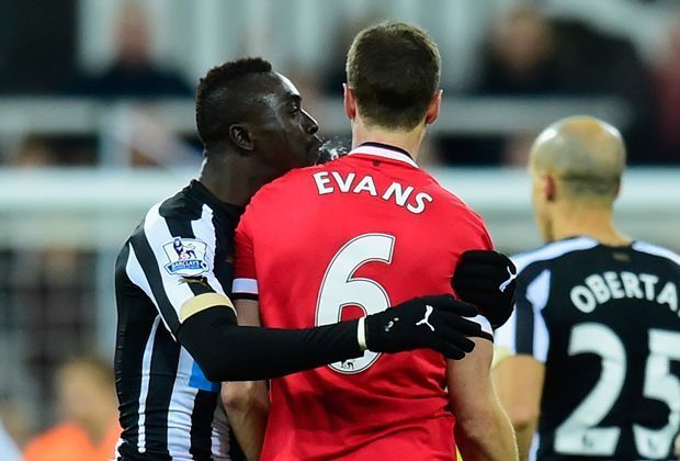 
                <strong>Papiss Cisse: Spuckattacke auf Gegenspieler</strong><br>
                Dann wird es richtig eklig: Was der kann, kann ich schon lange, scheint sich Cisse zu denken - und schickt eine ordentliche Ladung Speichel in Richtung seines Kontrahenten.
              