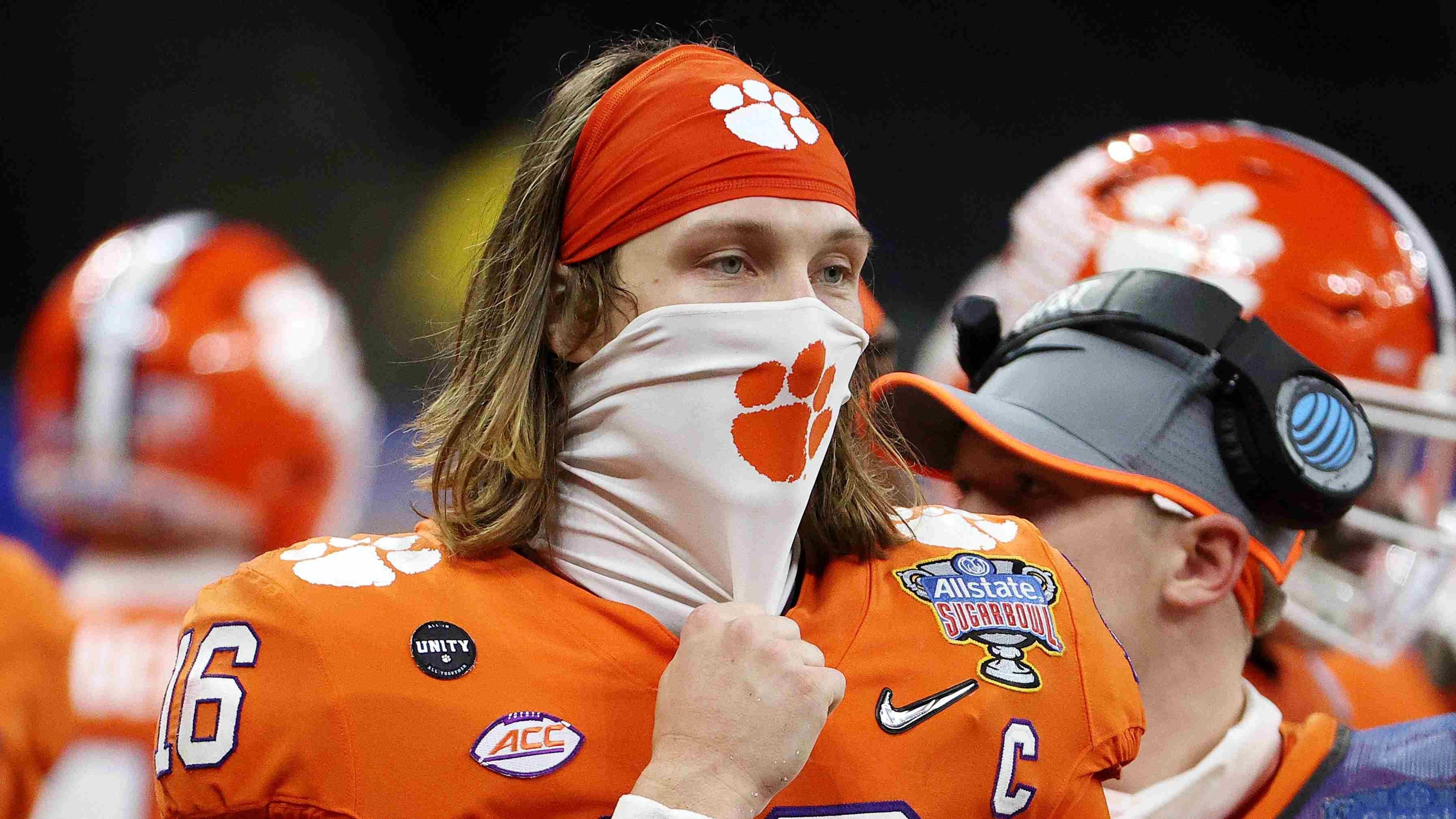 
                <strong>Trevor Lawrence (Clemson): Schwächen</strong><br>
                Es gibt nicht viele Sachen, die an Trevor Lawrence kritisiert werden können. Sollte er am Ende tatsächlich von den Jacksonville Jaguars ausgewählt werden, müsste er für seine Rolle als mobiler Quarterback unter Neu-Coach Urban Meyer wohl etwas an Gewicht zulegen, um das Verletzungsrisiko zu verringern. "Wenn man sehr kritisch sein will, verhält er sich noch etwas falsch, wenn er getackled wird", so ein Scout aus der AFC. Ein Verantwortlicher aus der AFC fügt zudem noch an: "In den größten Spielen, in den er bislang spielte, konnte er nicht zu 100 Prozent überzeugen", sagte dieser, revidierte aber schnell: "Aber das könnte genauso gut am restlichen Team oder an der Situation liegen." Zudem bestünde nach seiner Schulter-Operation im Februar die Möglichkeit, dass er dadurch etwas eingeschränkt sein könnte.
              