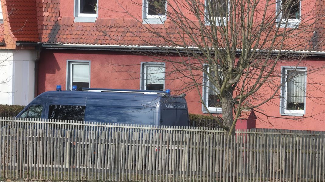 Ein Vater soll in Neumark erst seine beiden Kinder, dann sich selbst getötet haben. In den kommenden Tagen plant die Polizei weitere Ermittlungen am Tatort.