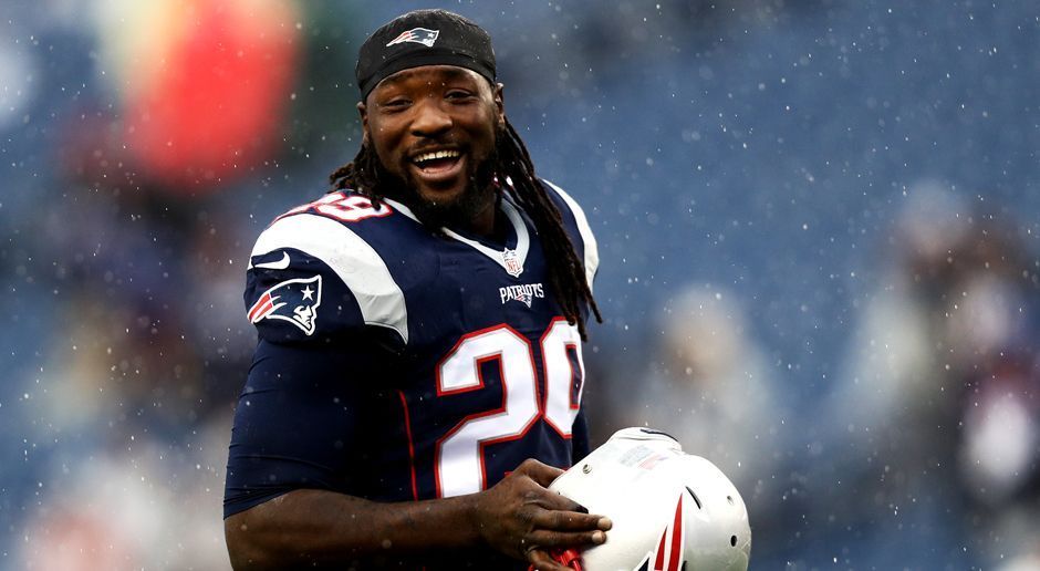 
                <strong>New England Patriots – LeGarrette Blount (Running Back)</strong><br>
                5122 Career-Rushing-Yards und insgesamt 50 Touchdowns erzielte Running Back LeGarrette Blount in seiner siebenjährigen NFL-Karriere bislang. Nicht schlecht, vor allem wenn man bedenkt, dass kein Team bereit war, 2010 einen Draft-Pick für den heute 30-Jährigen zu verschwenden. Allein in dieser Saison erzielte Blount 18 (!) Touchdowns.
              