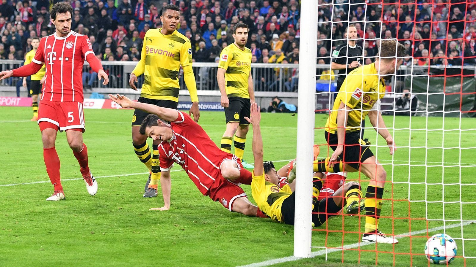 <strong>Bundesliga 2017/18</strong><br>
                Tiefpunkt der Saison 2017/18 beim BVB: In München gehen die kriselnden Dortmunder mit 0:6 unter, Ex-BVBler Robert Lewandowski schnürt einen Dreierpack. Eine Demütigung und zugleich Lehrstunde der Bayern für den BVB mit Trainer Peter Stöger.