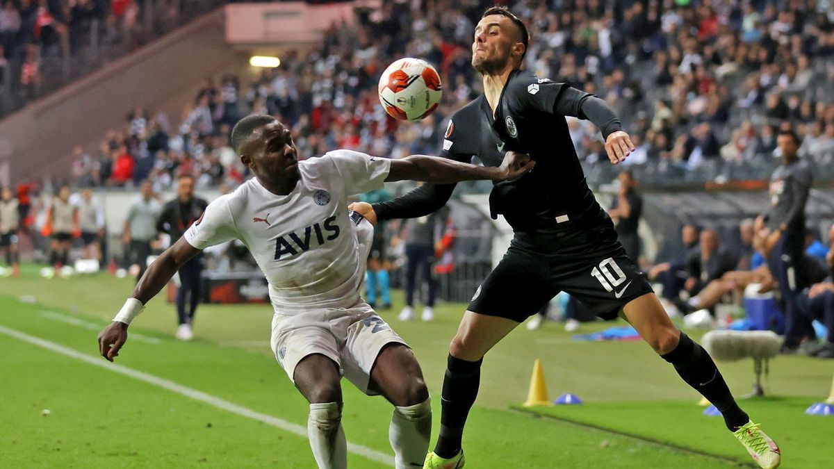 Özil (R.) verhindert den Sieg der Eintracht