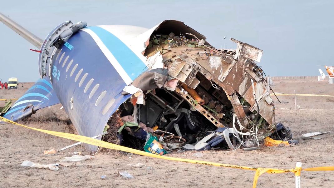 Das Wrack der Embraer 190 der Azerbaijan Airlines in der Nähe des Flughafens von Aktau.