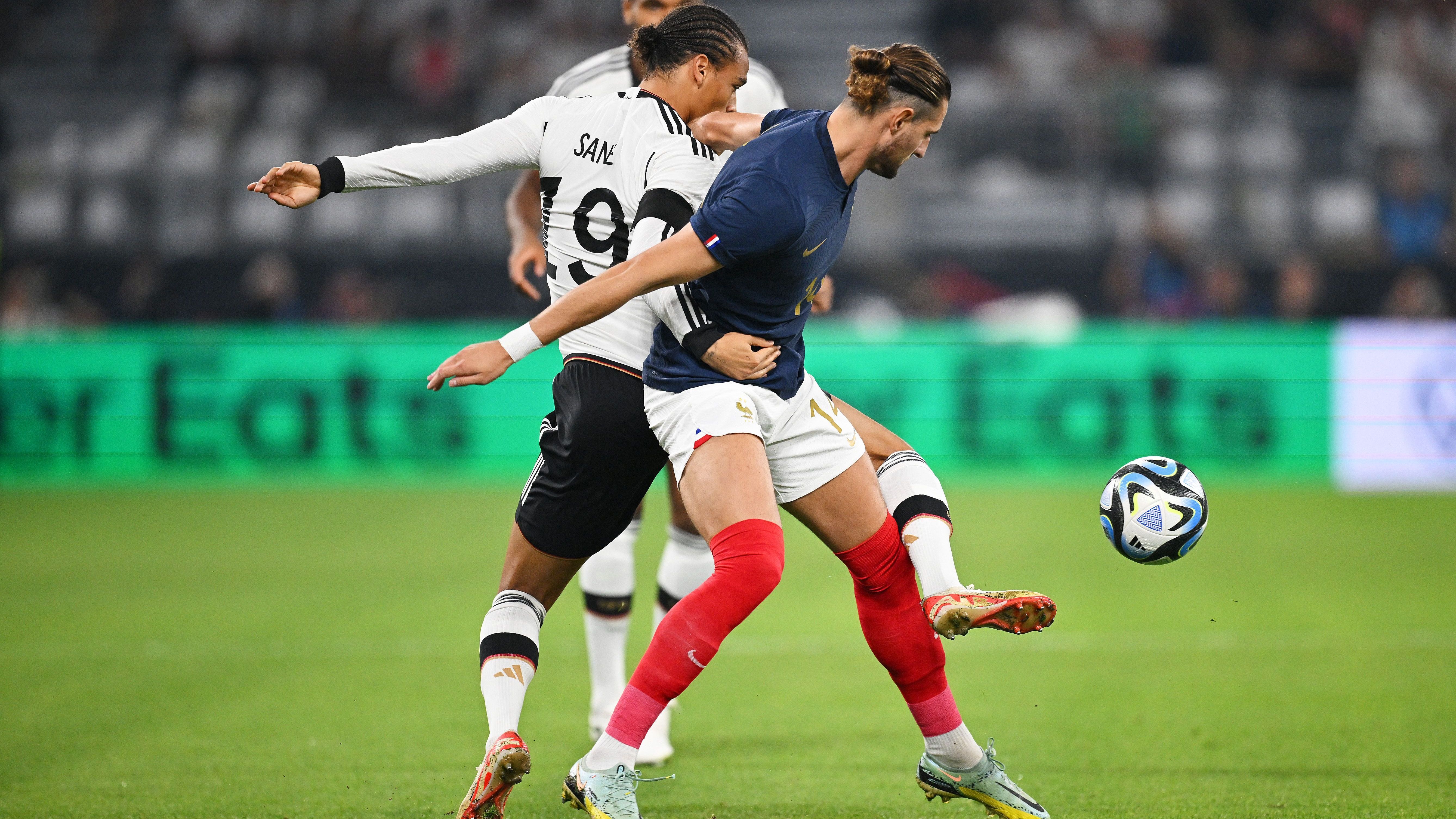 <strong>Leroy Sane</strong><br>Guter Beginn des Bayern-Profis, der mehrmals für Gefahr sorgt. Großes Laufpensum, hilft auch nach hinten, aber dafür nach vorne mit zunehmender Spieldauer zu ungefährlich. Erzielt dann kurz vor Schluss nach einem Konter das umjubelte 2:0 (87.), was er aber postwendend mit einem Foul im Strafraum gegen Thuram hinfällig macht. <strong><em>ran</em>-Note: 3</strong>