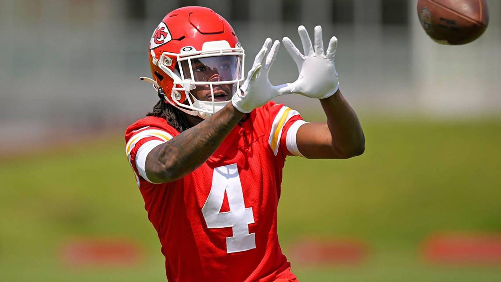 <strong>NFL-Stars im Konflikt mit dem Gesetz</strong><br>Auch Footballer müssen sich an Regeln halten - und das auf und neben dem Platz. Immer wieder geraten NFL-Profis mit dem Gesetz in Konflikt. <strong><em>ran</em></strong> gibt einen Überblick. (Anmerkung: Alle Vorfälle sind aus der aktuellen Offseason. - Stand: 07.06.2024)<br>Auch interessant: <a data-li-document-ref="564519" href="https://www.ran.de/sports/american-football/nfl/news/nfl-patrick-mahomes-fett-und-peinlich-moderator-geschockt-ueber-laster-von-star-der-kansas-city-chiefs-564519">NFL: Patrick Mahomes "fett" und "peinlich"? Moderator schockiert</a>