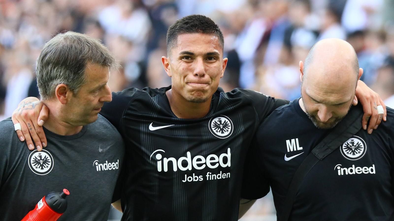
                <strong>Carlos Salcedo (Eintracht Frankfurt)</strong><br>
                SyndesmosebandrissVerletzt seit 1. September 2018Prognose: Der Frankfurter hat sich am 2. Spieltag gegen Werder Bremen einen Riss der vorderen Syndesmose im linken Sprunggelenk zugezogen und musste operiert werden. Es wird mit einer Ausfallzeit von bis zu drei Monaten gerechnet.
              