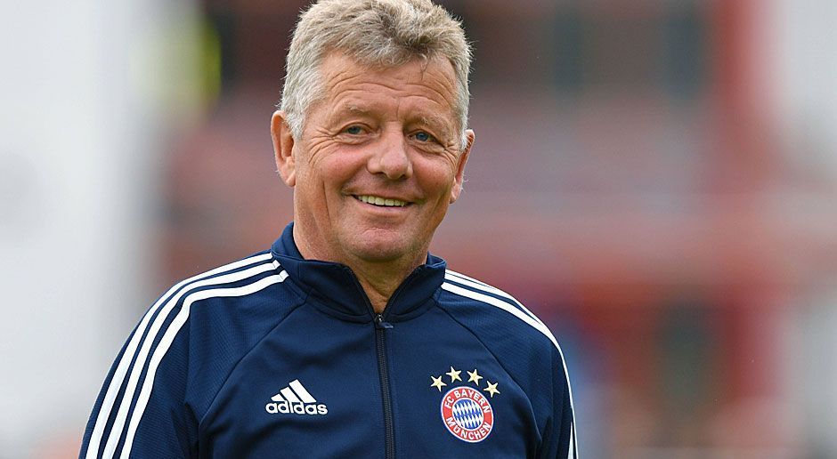 
                <strong>Peter Hermann (FC Bayern München)</strong><br>
                Peter Hermann ist wohl der teuerste Co-Trainer der Welt. Bis zu zwei Millionen soll der FC Bayern München für den Assistenten von Jupp Heynckes an Fortuna Düsseldorf überweisen müssen. Der Fixbetrag beläuft sich Berichten zufolge auf 1,75 Millionen Euro. Die übrigen 250.000 Euro hängen laut "Bild" von Düsseldorfs Erfolg in dieser Saison ab - oder besser: vom Misserfolg des Klubs. Denn der Zusatzbetrag muss dem Boulevardblatt zufolge überwiesen werden, falls die Fortuna den Aufstieg in die Bundesliga verpassen sollte. Mit Hermann als Co-Trainer Friedhelm Funkels sammelten die Düsseldorfer in neun Spielen 22 Punkte und liegen nach einem Viertel der Saison fünf Zähler vor dem Relegationsplatz. Auch wenn es sich bei der Klausel eher um Peanuts handelt: Die Bayern werden dem Team nun wohl die Daumen drücken.
              