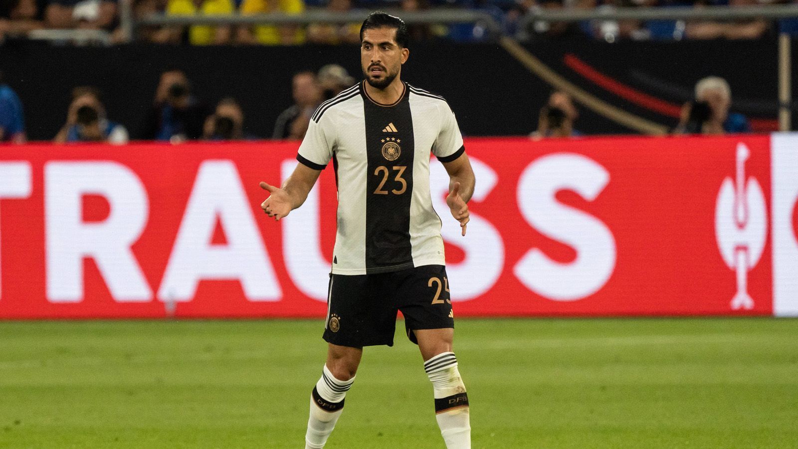 
                <strong>Emre Can</strong><br>
                Der BVB-Profi agiert als zentraler Mann in der Dreierkette, eine Position, die er schon seit langem nicht mehr gespielt hat. Fokussiert sich auf die Defensive, kann aber auch nicht für Stabilität sorgen und leitet obendrein das 0:1 durch einen Ballverlust gegen den Frankfurter Borre ein. Macht nach 67 Minuten Platz für Füllkrug. ran-Note: 5
              