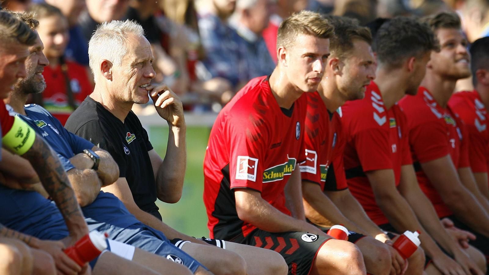 
                <strong>SC Freiburg</strong><br>
                In der Abwehr offenbaren sich mehr Fragen als Antworten. Besonders der ablösefreie Abgang von Marc-Oliver Kempf dürfte schmerzen. Der bereits als sicher geltende Wechsel von Caglar Söyüncü zum FC Arsenal ist noch in der Schwebe. Doch nur dieser Transfer würde das Geld in die klamme Kasse schwemmen, um die Defensive wirklich zu verstärken.
              