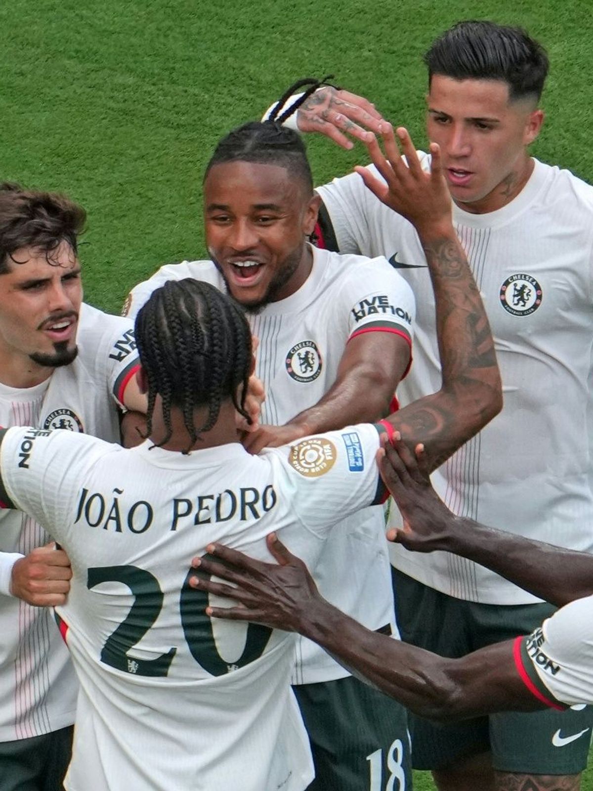 Torschütze João Pedro lässt sich feiern