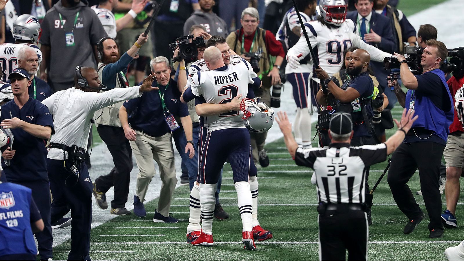 
                <strong>Erster Titel für zwei Dutzend Patriots </strong><br>
                Natürlich stehen bei den Patriots auch viele Rookies und Spieler unter Vertrag, die 2019 ihren ersten Super-Bowl-Gewinn mit New England feiern konnten. So war es für Brian Hoyer der erste Super-Bowl-Triumph mit den "Pats", für die er erstmals 2009 spielte. Während die Patriots von Erfolg zu Erfolg eilten, war der Brady-Backup bei einem halben Dutzend NFL-Teams unter Vertrag. Unter anderem bei den Houston Texans und den San Francisco 49ers.
              