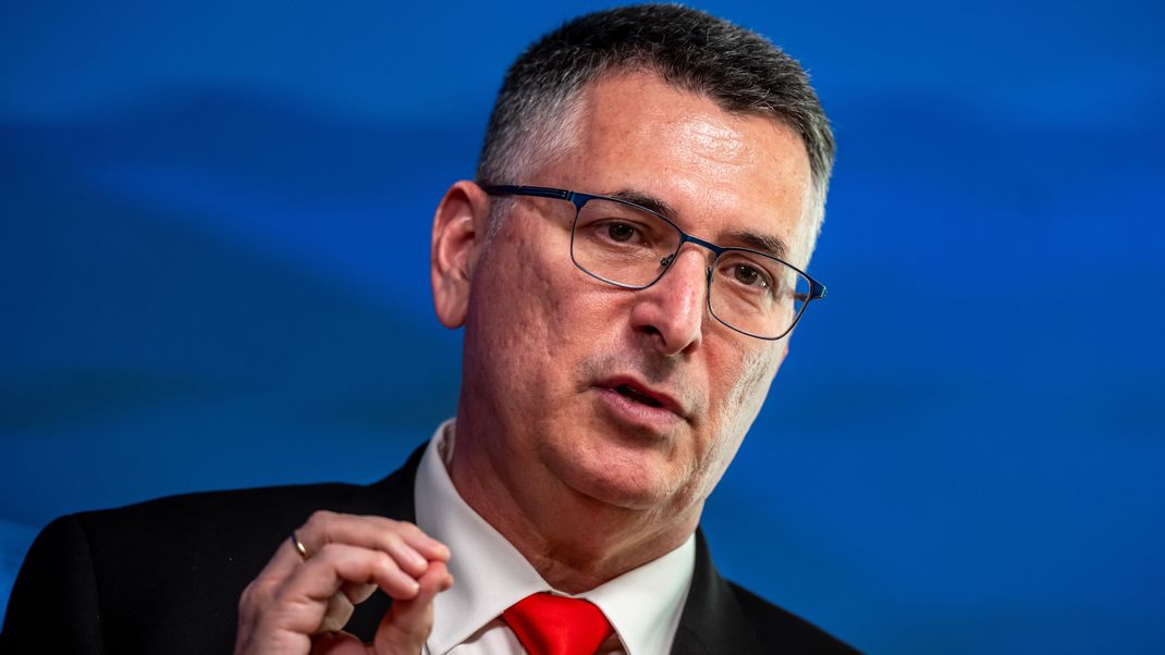 Israel will nach eigener Darstellung mit Angriffen verhindern, dass der Iran eine Atombombe bauen kann. Außenminister Saar sieht schon viel erreicht.