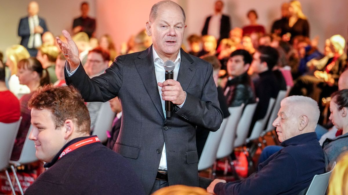 22. Februar 2025, Brandenburg, Potsdam: Bundeskanzler Olaf Scholz (SPD) spricht beim Wahlkampfabschluss im Wahlkreis zu den Teilnehmer:innen. 