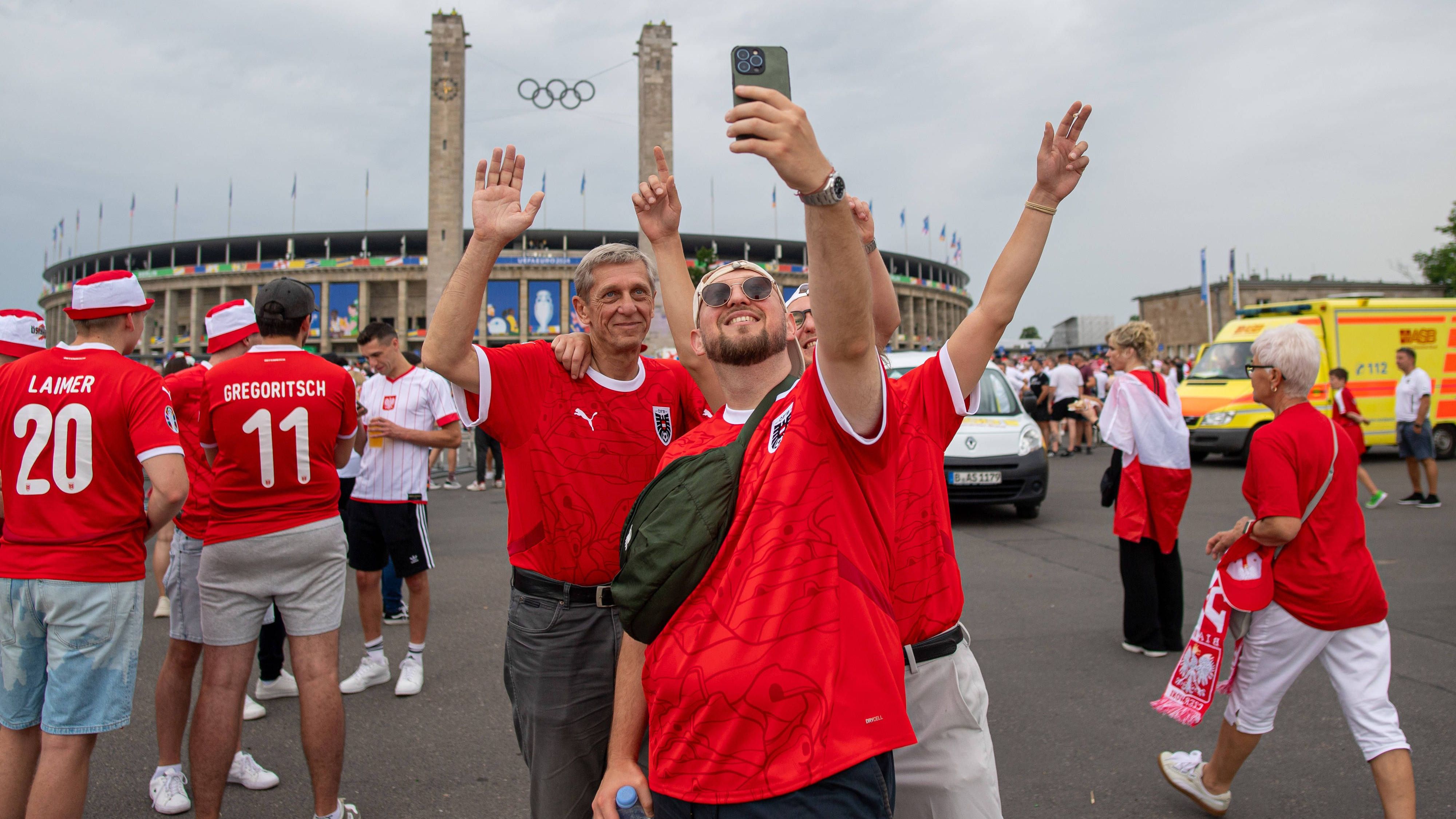 <strong>Selfies vor dem ersten Turnier-Sieg?</strong><br>Natürlich haben auch die Fans der Alpenrepublik das Olympiastadion von Berlin gefunden und freuen sich auf den Anpfiff. Da kann man schon mal ein paar Selfies schießen.