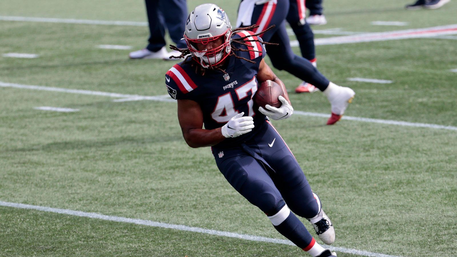 
                <strong>AFC - Fullback (ein Spieler)</strong><br>
                Jakob Johnson (New England Patriots) -Nach einer bisher starken zweiten Saison bei den New England Patriots hat sich der gebürtige Stuttgarter seine erste Pro-Bowl-Teilnahme verdient. Im Vergleich zum vergangenen Jahr steht Johnson deutlich häufiger auf dem Feld und leistet einen wichtigen Beitrag im Laufspiel der Patriots. Am 3. Spieltag gelingt ihm gegen Seattle dann noch sein erster NFL-Touchdown.
              