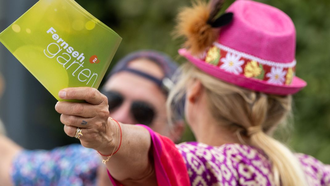 Rheinland-Pfalz, Mainz: Moderatorin Andrea Kiewel „Kiwi“ hält Moderationskarten in der Hand.  