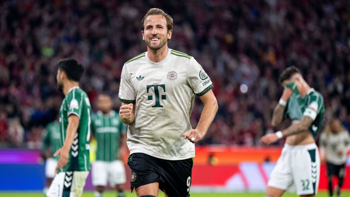 Harry Kane (FC Bayern Muenchen, 09) jubelt ueber das Tor zum 2:0 per Elfmeter, Marco Friedl (Werder Bremen, 32), Yukinari Sugawara (Werder Bremen, 03) aergert sich, GER, FC Bayern Muenchen (FCB) vs...