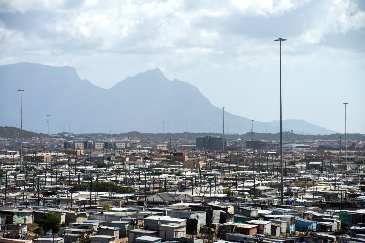 In der dicht besiedelten Township Khayelitsha in Kapstadt leben Schätzungen zufolge über eine Million Menschen.