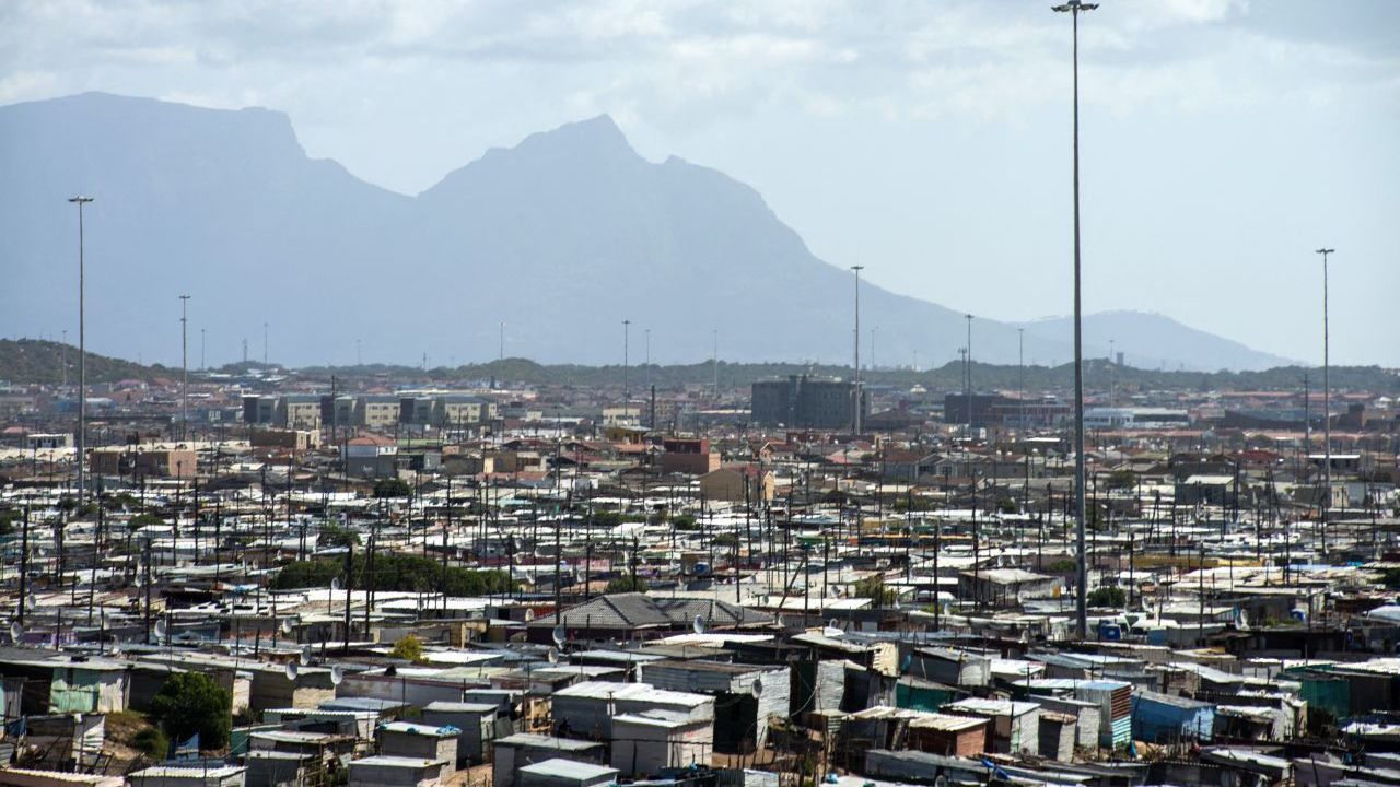 In der dicht besiedelten Township Khayelitsha in Kapstadt leben Schätzungen zufolge über eine Million Menschen.