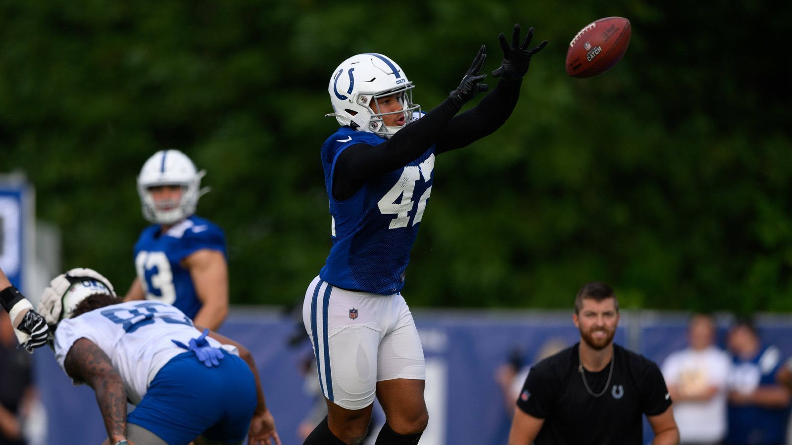 
                <strong>Marcel Dabo (Indianapolis Colts)</strong><br>
                Marcel Dabo ist der jüngste deutsche Teilnehmer am International Pathway Program und durfte sich auch Hoffnungen auf einen Kaderplatz bei den Indianapolis Colts machen. Doch der 22-Jährige schaffte den Weg nur ins Practice Squad der Colts. Dabo spielte in der vergangenen Saison noch in der ELF bei den Stuttgart Surge. Bei den Colts stand er während der Preseason zum ersten Mal in der NFL auf dem Feld und absolvierte gegen die Detroit Lions 33 Snaps. Wann er das nächste Mal in einem NFL-Spiel das Trikot der Colts tragen wird, steht noch in den Sternen.
              