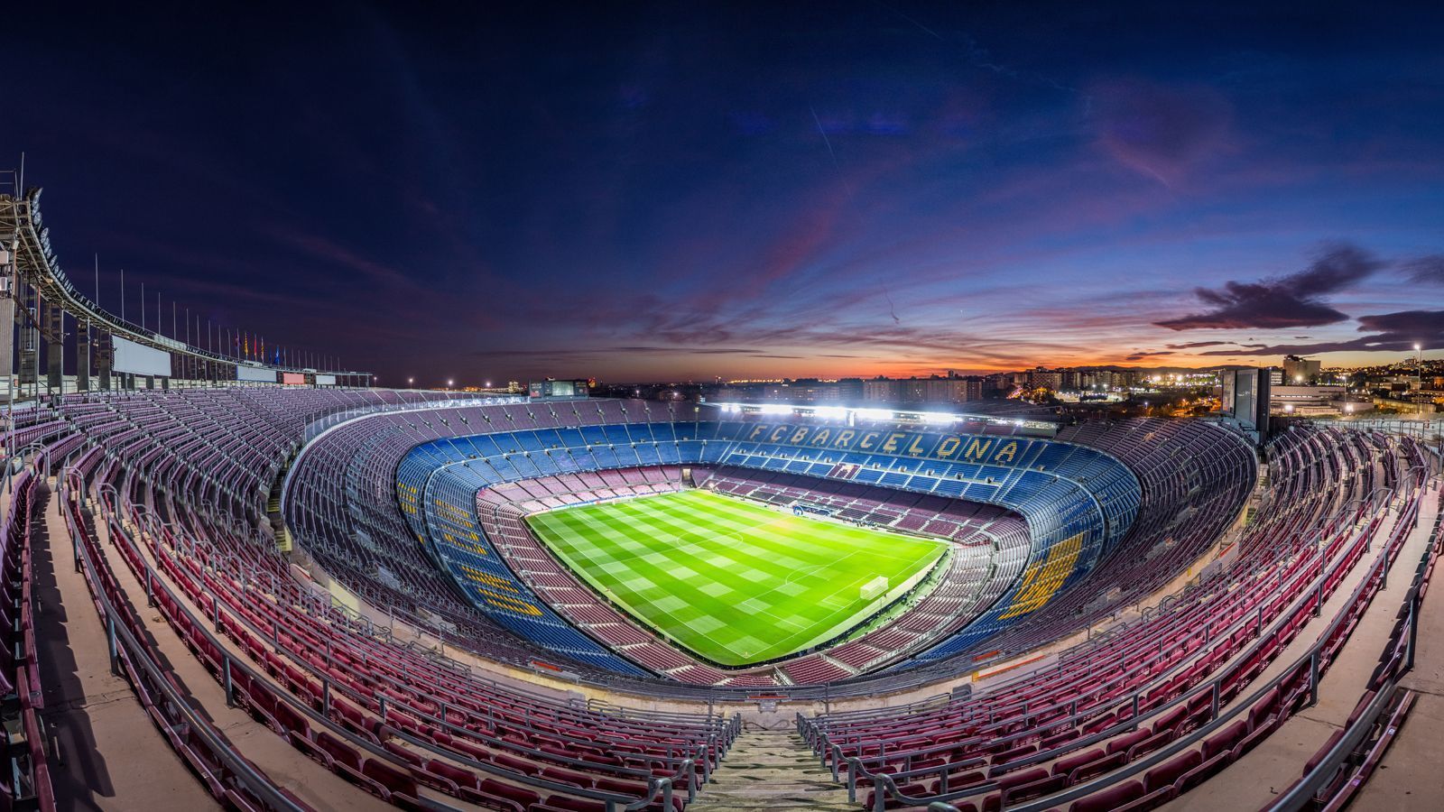 
                <strong>Camp Nou (Barcelona)</strong><br>
                Das derzeit größte Fußballstadion Europas steht in Barcelona und zwar direkt in der Stadtmitte. Das Camp Nou, Heimstätte des FC Barcelona, bietet bei nationalen Spielen über 99.000 Zuschauern Platz. Bei internationalen Begegnungen wird das Zuschauer-Limit aus Sicherheitsgründen auf 96.636 Fans beschränkt. Gebaut wurde das Camp Nou während der Franco-Diktatur und 1957 (nach dreijähriger Bauzeit) eröffnet. Derzeit wird das Stadion umgebaut, sodass nach Abschluss dieser Arbeiten etwa 105.000 Fans ins Camp Nou passen. Aufgrund der Corona-Pandemie dürfte sich die Fertigstellung allerdings um ein Jahr auf 2025 verzögern. Im Rahmen der Umbauarbeiten soll das Stadion komplett überdacht werden.
              