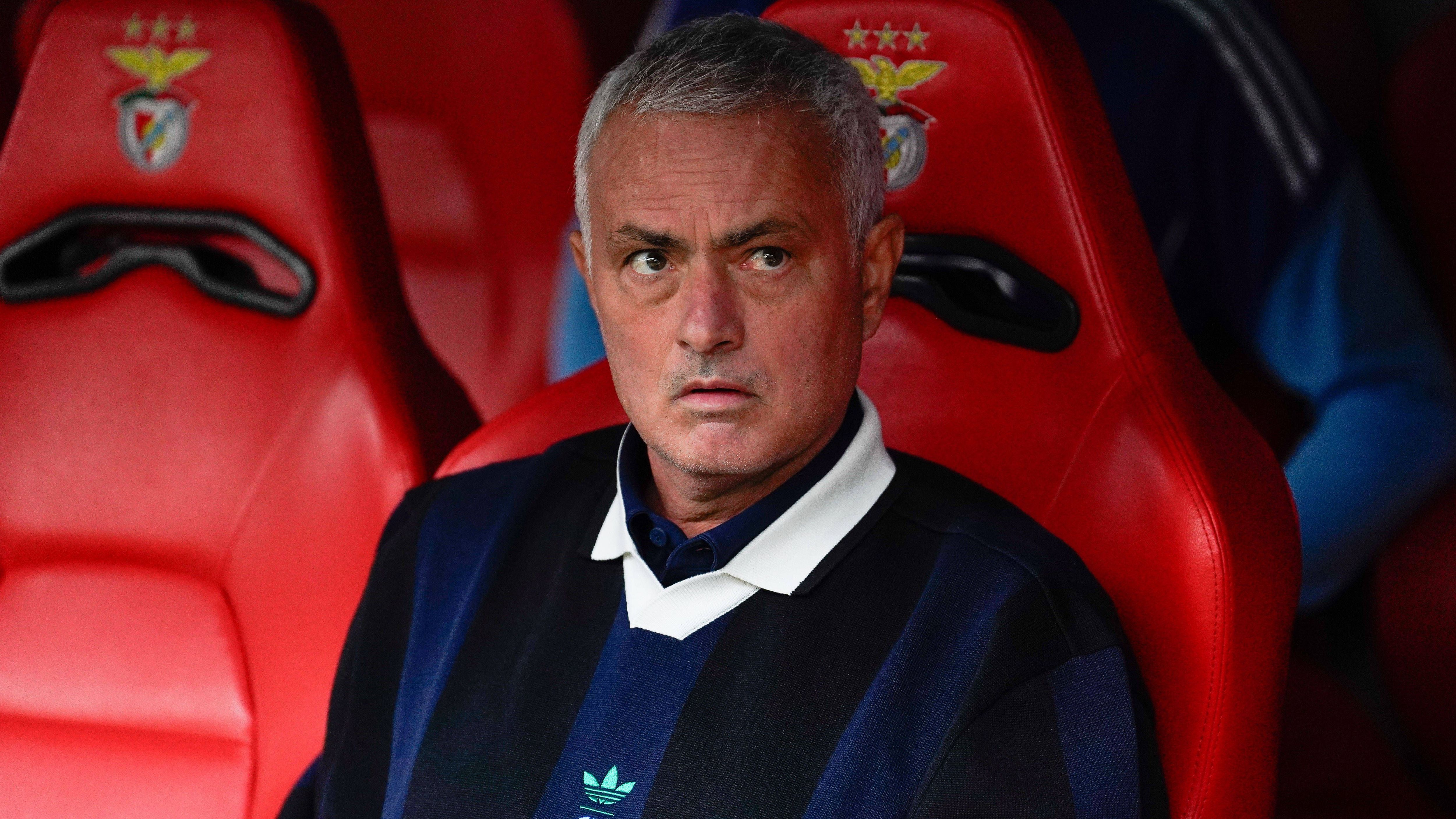 <strong>Jose Mourinho (vereinslos)</strong><br>... denn gegen ebenjene Portugiesen war "The Special One" mit Fenerbahce in der Qualifikation zur "Königsklasse" kürzlich erst ausgeschieden, was zu seiner Entlassung führte. Für Mourinho steht demnach die Rückkehr an seine alte Wirkungsstätte bevor, wo 2000 seine Trainerkarriere begann. Laut dem Bericht soll noch am Mittwoch eine Einigung erfolgen und der Portugiese für Benfica bereits am Samstag gegen AVS Futebol Sad erstmals auf der Trainerbank Platz nehmen.