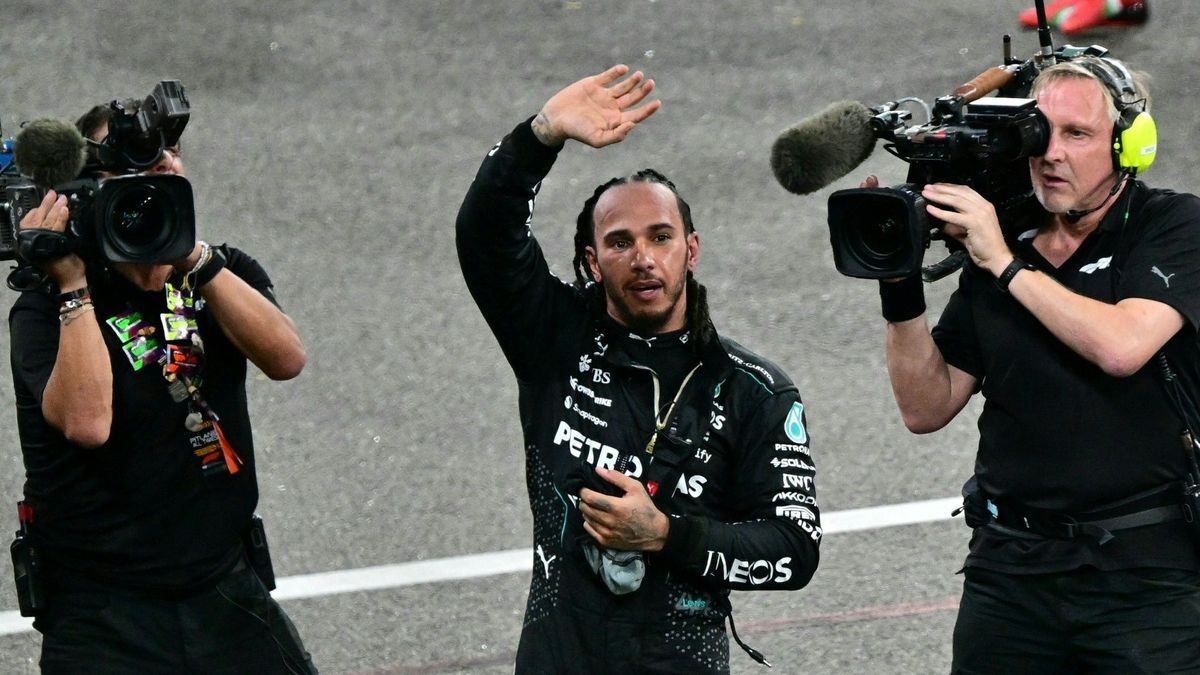 Lewis Hamilton winkt zum Abschied