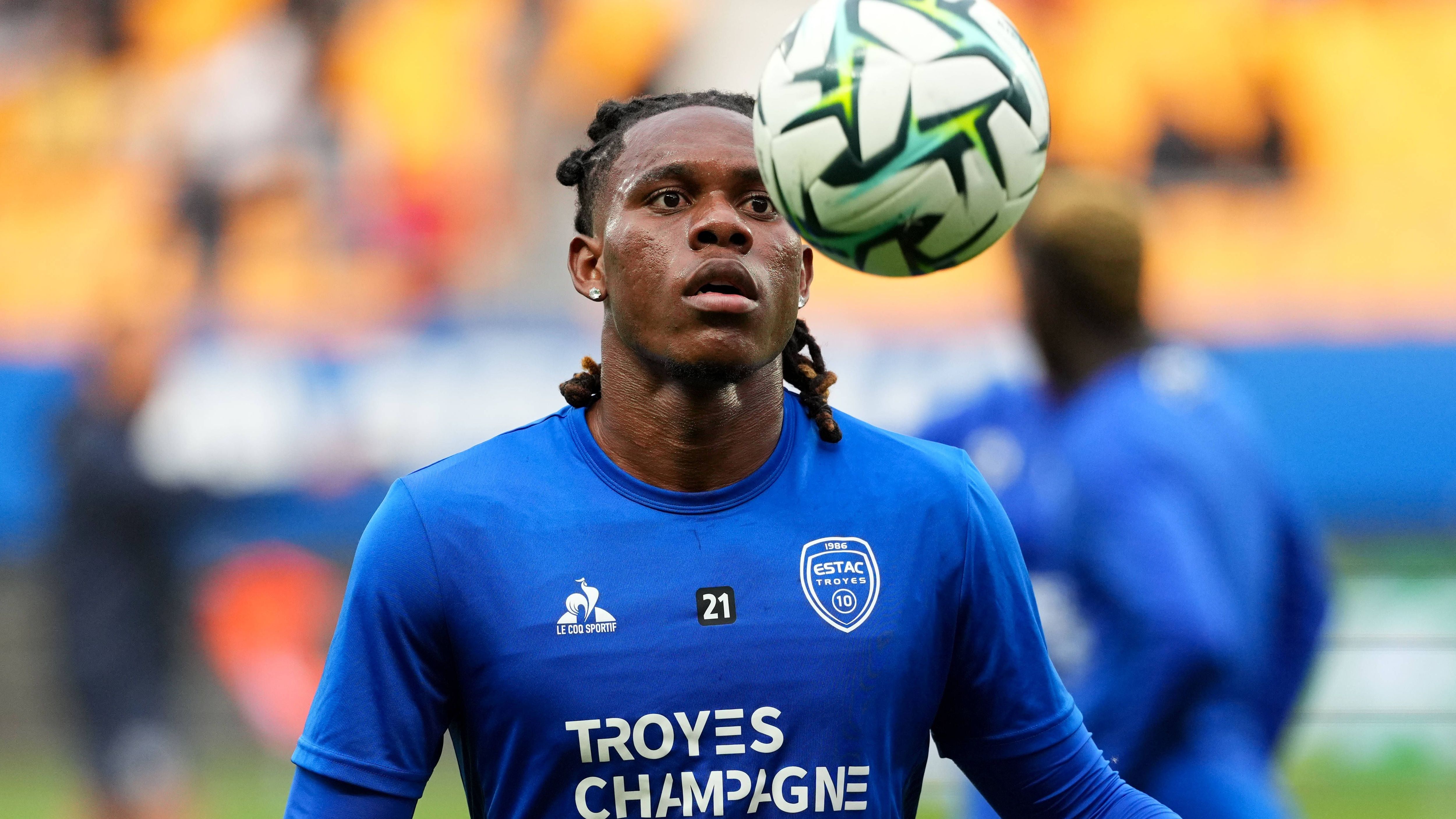 <strong>Cyriaque Irie (SC Freiburg)</strong><br>Bislang war die Ligue 2 die höchste Spielklasse, in der Cyriaque Irie auflief. Dort überzeugte er im Trikot von ESTAC Troyes aber derart, dass sich der SC Freiburg die Dienste des Flügelstürmers trotz eines Vertrags bis 2029 sicherte. Damit darf sich der Profi aus Burkina Faso auch international beweisen.