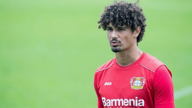 
                <strong>Andre Ramalho (RB Salzburg)</strong><br>
                Nach zweieinhalb Jahren verlässt Verteidiger Andre Ramalho Bayer Leverkusen wieder. Der 25-Jährige wechselt zurück zu seinem Ex-Klub RB Salzburg in die österreichische Bundesliga. Ramalho kam in der Hinrunde der laufenden Saison lediglich zu drei Kurz-Einsätzen für die "Werks-Elf". In Salzburg unterschrieb der Südamerikaner einen Vertrag bis zum Sommer 2022. Laut Medienberichten soll die Ablösesumme deutlich unter eine Million Euro liegen.
              