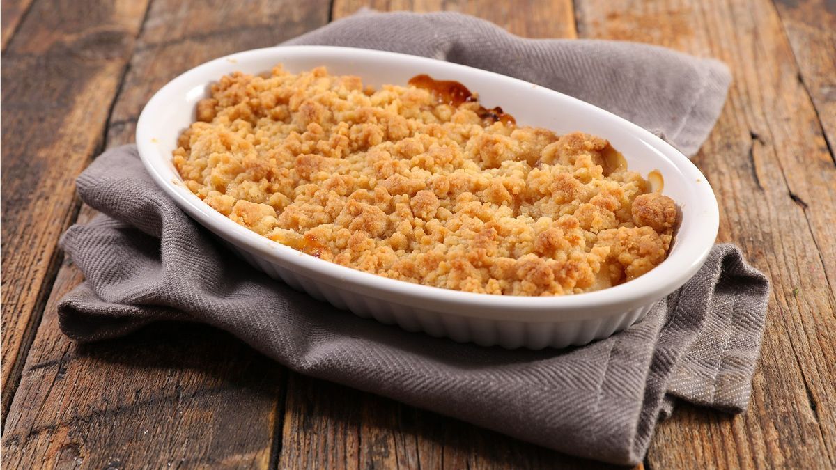 Die beliebte Süßspeise "Apple Crumble" frisch aus dem Ofen