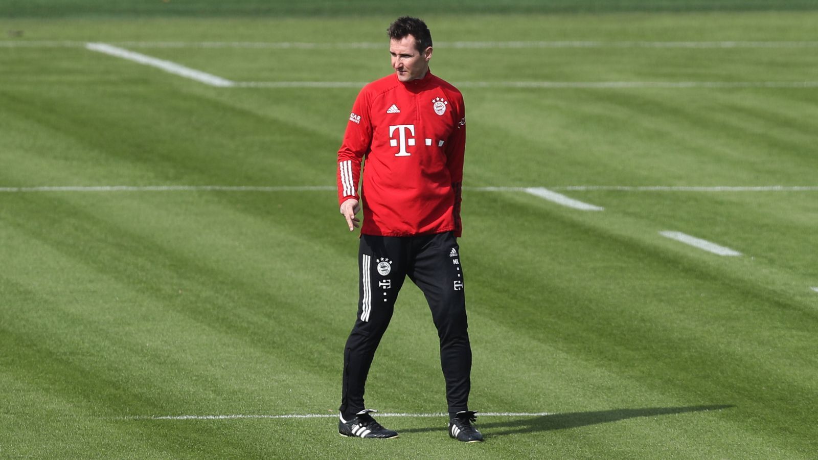 
                <strong>Die möglichen Trainerposten für Miroslav Klose</strong><br>
                Am Wochenende verkündete der Co-Trainer des FC Bayern, Miroslav Klose, seinen Abschied vom Rekordmeister in einem Interview beim "kicker". Dabei sagte der Rekordtorschütze der deutschen Nationalmannschaft: "Was mit mir passiert und wo ich in der nächsten Saison sein werde, entscheide noch immer ich ganz alleine." ran.de spekuliert einmal, wo Klose in der kommenden Saison arbeiten könnte.
              