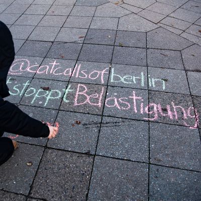 Mit Kreide schreiben Frauen in verschiedenen Städten fiese Sprüche auf die Straßen. Sie wollen so auf das Problem Catcalling aufmerksam machen.
