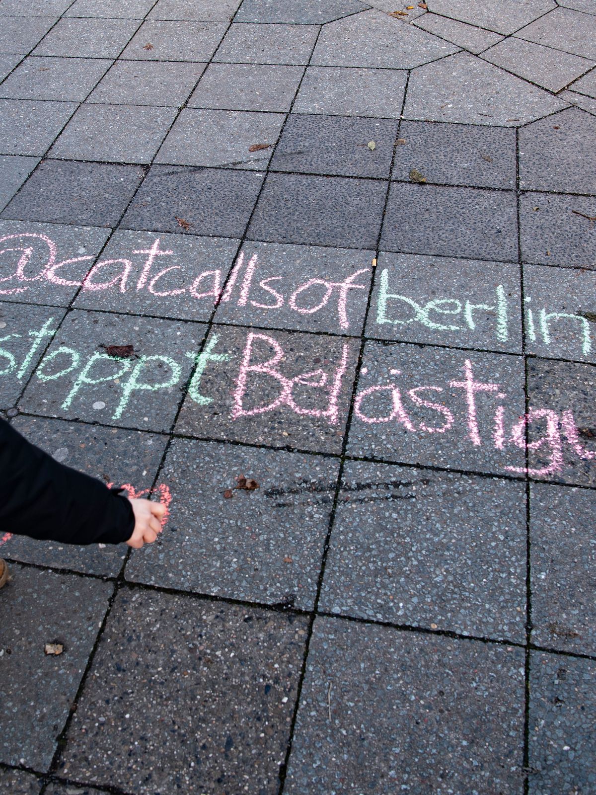Mit Kreide schreiben Frauen in verschiedenen Städten fiese Sprüche auf die Straßen. Sie wollen so auf das Problem Catcalling aufmerksam machen.
