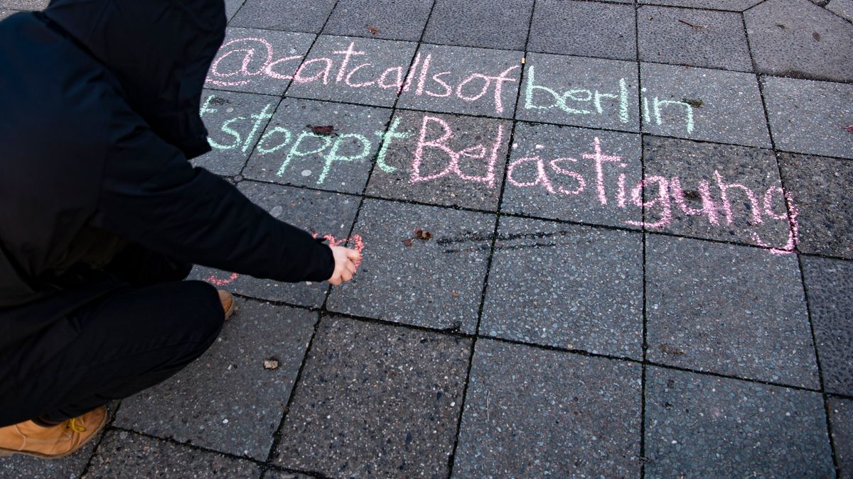 Mit Kreide schreiben Frauen in verschiedenen Städten fiese Sprüche auf die Straßen. Sie wollen so auf das Problem Catcalling aufmerksam machen.