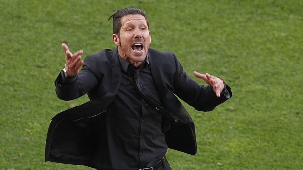 
                <strong>Simeone und der Ball</strong><br>
                Achja, so kam es zur der angesprochenen Sperre, die wiederum zu dem Schummel-Vorwurf führte: Gegen Malaga war während eines Konters des Gegners ein Ball auf das Spielfeld geworfen worden. Der Übeltäter konnte aber nicht eindeutig bestimmt werden. Der Verband entschied, dass in diesem Fall der Cheftrainer von Atletico verantwortlich sei - nämlich Diego Simeone.
              