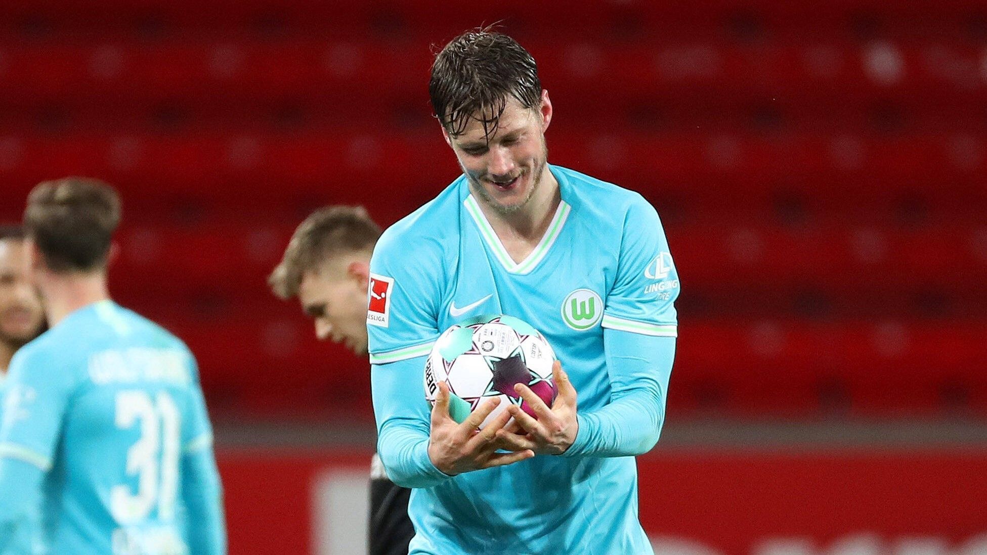 
                <strong>Platz 1: VfL Wolfsburg</strong><br>
                Wout Weghorst steht nicht im Verdacht, leicht übersehen zu werden. Der Stürmer misst 1,97 Meter und ist generell eine imposante Erscheinung. Doch er hat sich zusammen mit dem VfL Wolfsburg heimlich, still und leise unter die besten Mannschaften Deutschlands geschlichen. Der Niederländer ist dabei so treffsicher (vier Tore in den vergangen fünf Ligaspielen) wie sein Team erfolgreich ist (Platz drei in der Liga). Unter den verbliebenen Teilnehmer des DFB-Pokals sind die Wolfsburger in ihrer Leistung wohl am stabilsten. Mit Schalke haben sie zudem einen angeschlagenen Gegner. 
              