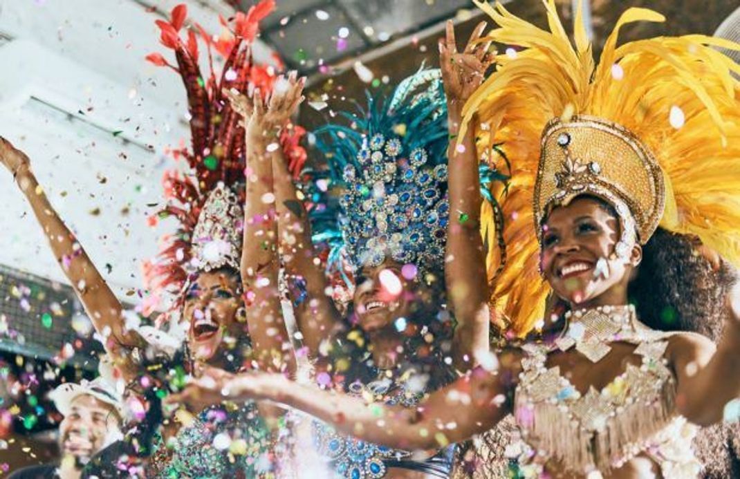 Der Karneval in Río de Janeiro ist mit rund sieben Millionen Besuchern der größte der Welt. Die Brasilianer feiern farbenfroh, mit viel Musik - und meist wenig Kleidung.