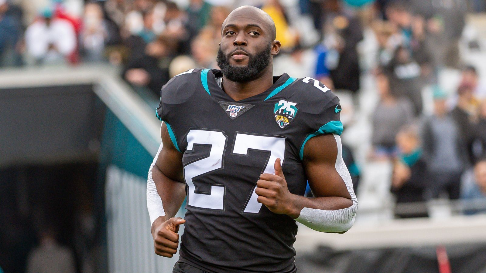 
                <strong>Leonard Fournette (Jacksonville Jaguars)</strong><br>
                Der ehemalige Nummer-4-Pick geht in sein letztes Vertragsjahr in Jacksonville, die Jaguars verzichteten darauf, die Fifth-Year-Option zu ziehen. Mit gutem Grund, denn Leonard Fournette konnte den hohen Draft-Spot nur selten rechtfertigen. Der Running Back zeigte 2017 und 2019 auf dem Feld meist gute Leistungen, doch neben dem Platz fiel Fournette vermehrt mit Undiszipliniertheiten auf, 2018 bereiteten Oberschenkelprobleme dem 25-Jährigen Sorgen. Da der Markt für Running Backs in der NFL ohnehin ein schwieriger ist, muss Fournette in einer Offense ohne Stars und Perspektive zumindest statistisch seine beste Spielzeit hinlegen, um andere Teams auf sich aufmerksam zu machen.
              