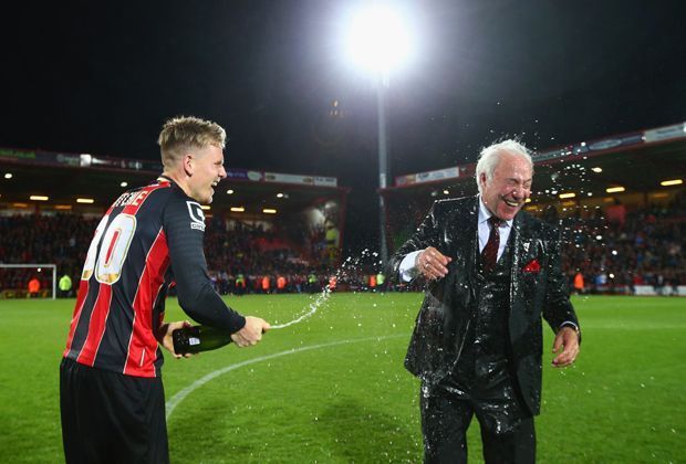 
                <strong>AFC Bournemouth: Der märchenhafte Aufstieg eines Fußball-Zwerges</strong><br>
                Trainer Eddie Howe führte den Verein Schritt für Schritt zum Erfolg. "Vor sechs Jahren lag der Verein auf seinen Knien", sagte Howe. "Wir hatten nichts. Eine Gruppe von Anhängern hat ihr Geld genommen, um den Club am Leben zu erhalten."
              