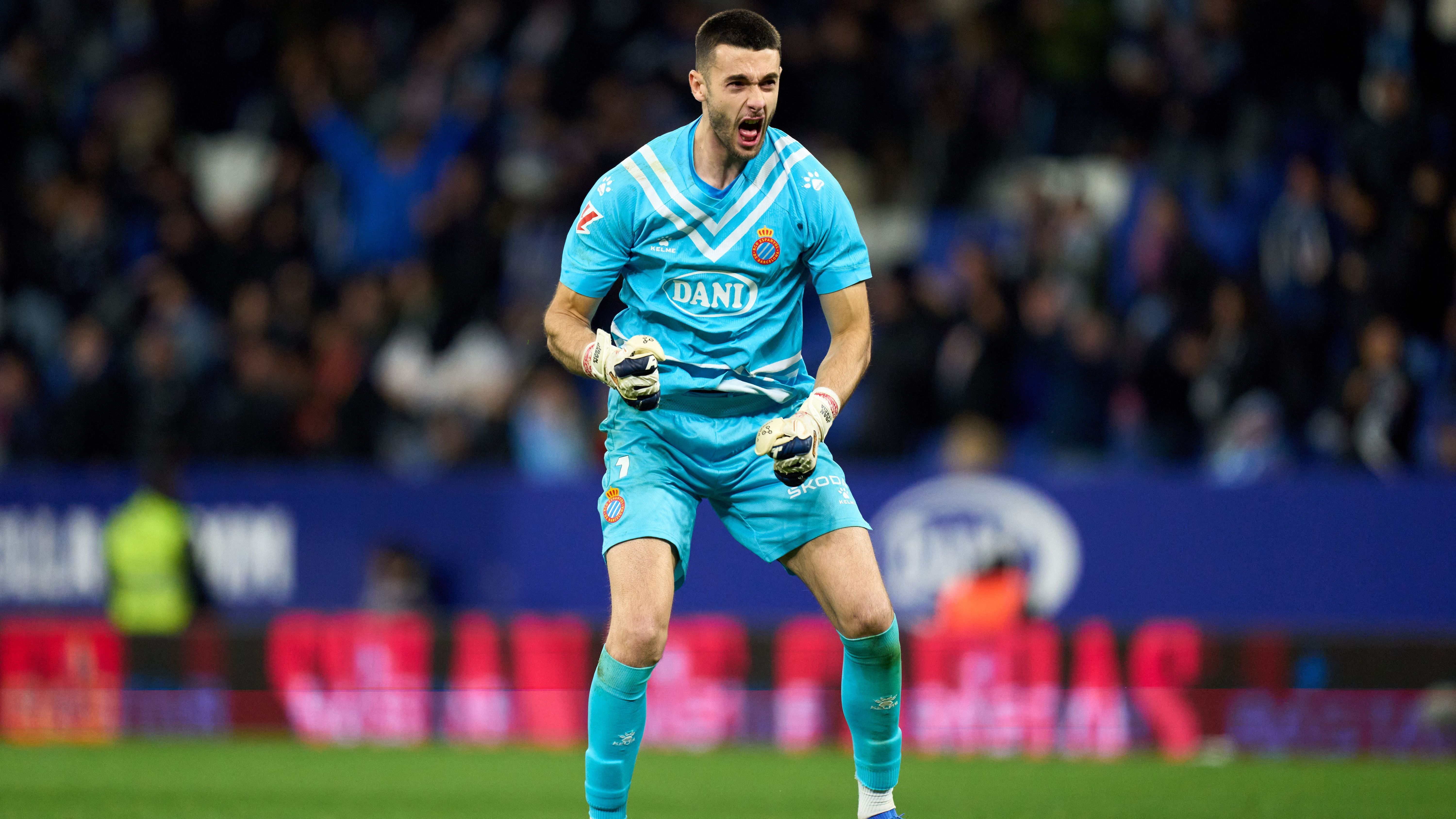 <strong>Joan Garcia (Espanyol Barcelona)</strong><br>... auch noch Joan Garcia vom Stadtrivalen Espanyol Barcelona als möglicher neuer Barca-Keeper gehandelt. Der 23-Jährige, mit einer Größe von 1,91 Metern passend in Barcas Beuteschema, kann laut dem Bericht für eine Ausstiegsklausel von 30 Millionen Euro wechseln. Zuletzt wurde berichtet, dass auch Bayer Leverkusen an Garcia interessiert sein soll. Sein Kontrakt läuft noch bis 2028.