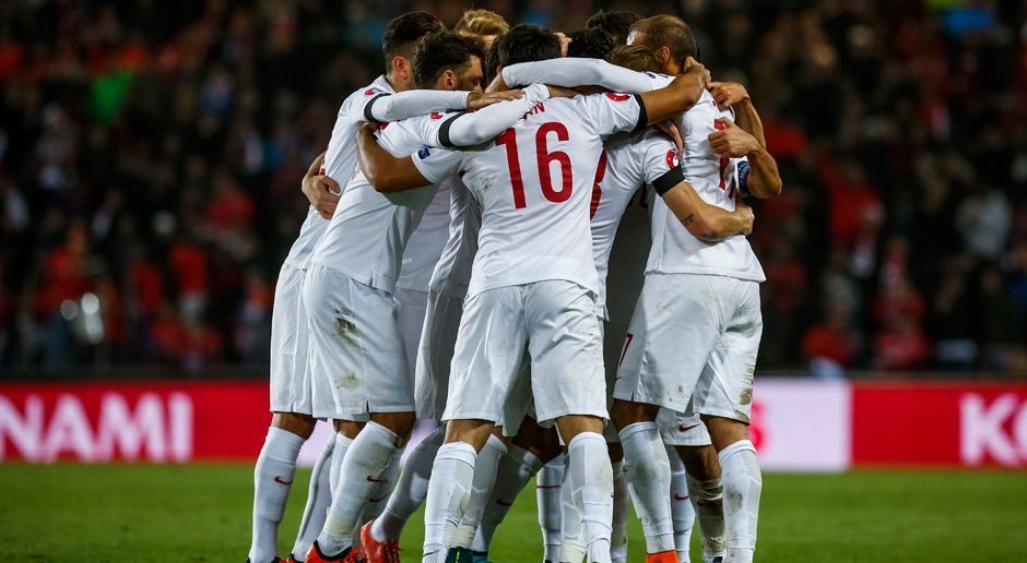 
                <strong>Türkei</strong><br>
                Großer Jubel und Erleichterung in der Türkei. In der letzten Sekunden hat sich das Team von Fatih Terim noch direkt für die Europameisterschaft in Frankreich qualifiziert. Ein 1:0-Sieg gegen Island und die Pleite von Lettland lässt die Türkei als bester Gruppendritter das Ticket buchen.
              