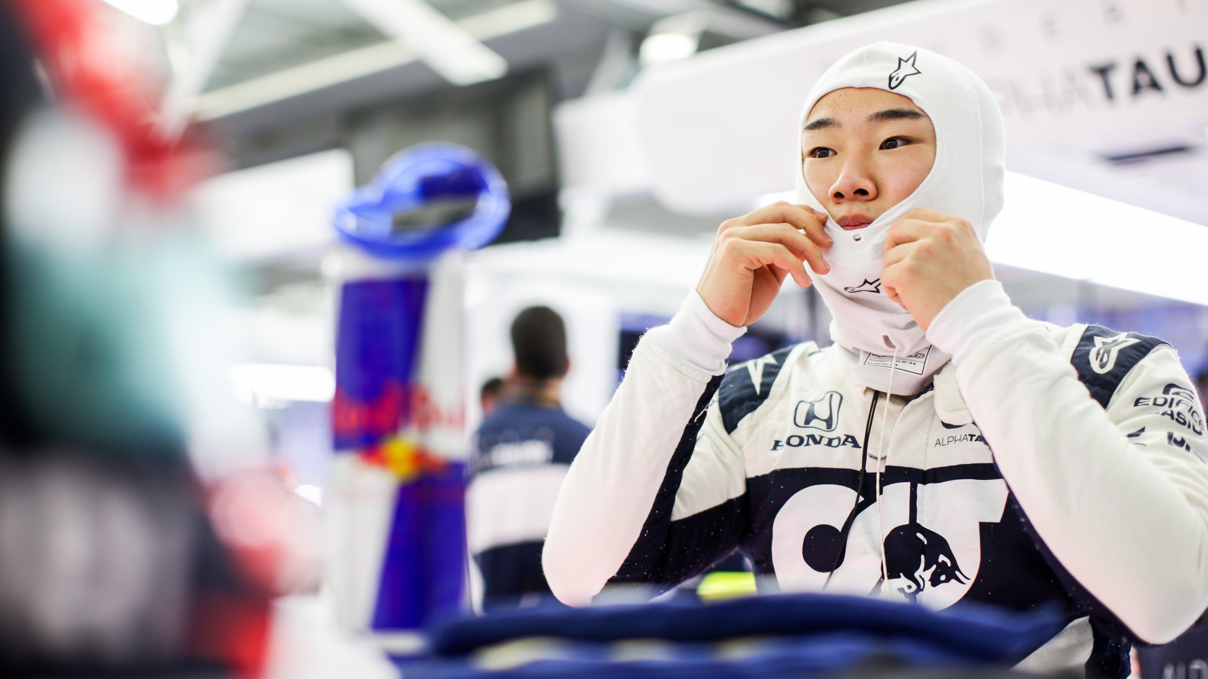 
                <strong>Gewinner: Yuki Tsunoda</strong><br>
                Unter dem Radar flog das Red-Bull-Nachwuchsteam AlphaTauri schon beim Rennstart nicht mehr. Dafür waren die Ergebnisse im Qualifying - mit einem zwischenzeitlichen zweiten Platz von Yuki Tsunoda in Q2 - zu gut. Dennoch dürften sich beim Renneinstand des Japaners einige Augenbrauen gehoben haben. Der 20-Jährige lenkte sein Gefährt souverän durch die Kurven des Bahrain International Circuit und sorgte für ein emotionales Highlight, als er Fernando Alonso überholte. "Mein Vater ist ein ziemlicher Alonso-Fan", verriet Tsunoda später. Im Ziel lief er als Neunter ein, seit 2012 hatte es kein Japaner mehr in die Top 10 geschafft. Zudem ließ er alle Fahrer außerhalb der Top-4-Teams hinter sich. Nicht schlecht für ein Debüt!  
              