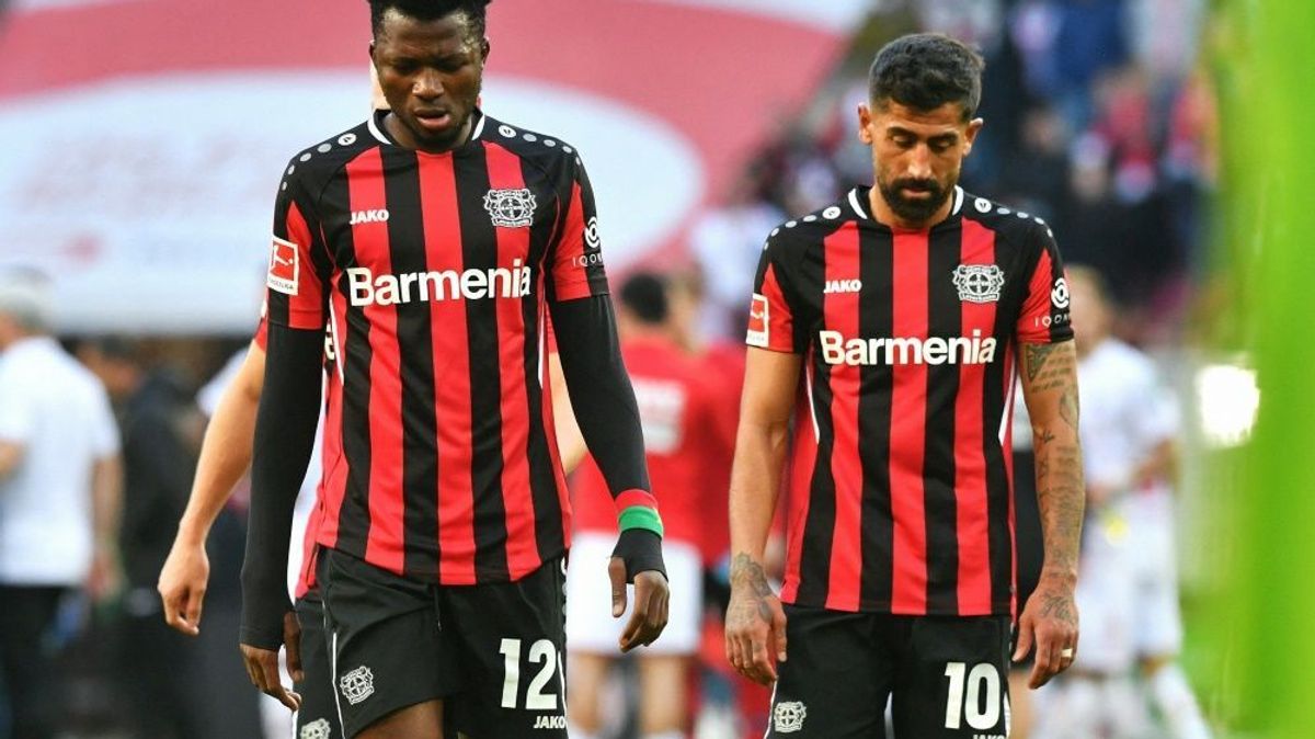 Leverkusens Tapsoba (l.) scheidet aus dem DFB-Pokal aus