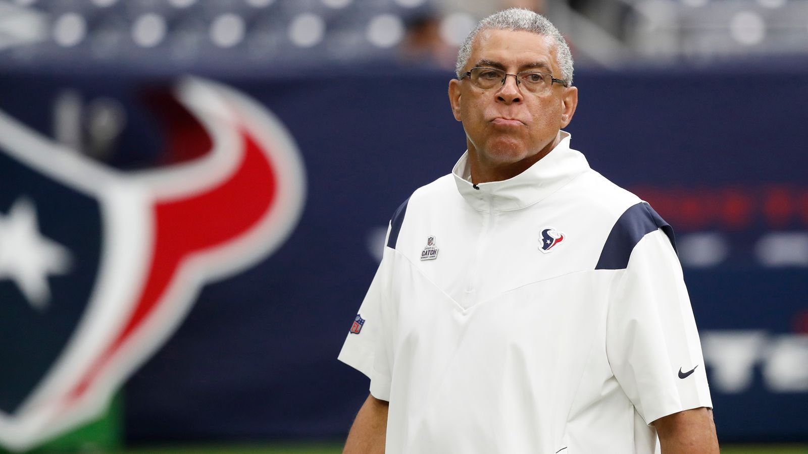 
                <strong>Houston Texans</strong><br>
                Mit etwas Verspätung haben auch die Houston Texans bekannt gegeben, eine offene Stelle auf dem Posten des Head Coaches zu haben. Wie das "NFL Network" berichtet, hat die Franchise David Culley von seinen Diensten entbunden und sich nach nur einem Jahr von dem Cheftrainer getrennt. Ob es von Anfang an der Plan war, Culley nur für ein Jahr zu beschäftigen, ist unklar. An der sportlichen Leistung kann die Trennung jedenfalls wohl kaum liegen. Die Texans hatten einen der schlechtesten Kader der Liga, mit vier Siegen darf die Franchise kaum unzufrieden sein. Ein möglicher Nachfolger könnte Brian Flores gehandelt werden. Er soll einer der Gründe gewesen sein, warum Deshaun Watson wohl zu den Miami Dolphins wechseln wollte. Vielleicht könnten die Texans Watson mit Flores als Coach davon überzeugen, doch noch in Houston zu bleiben.
              