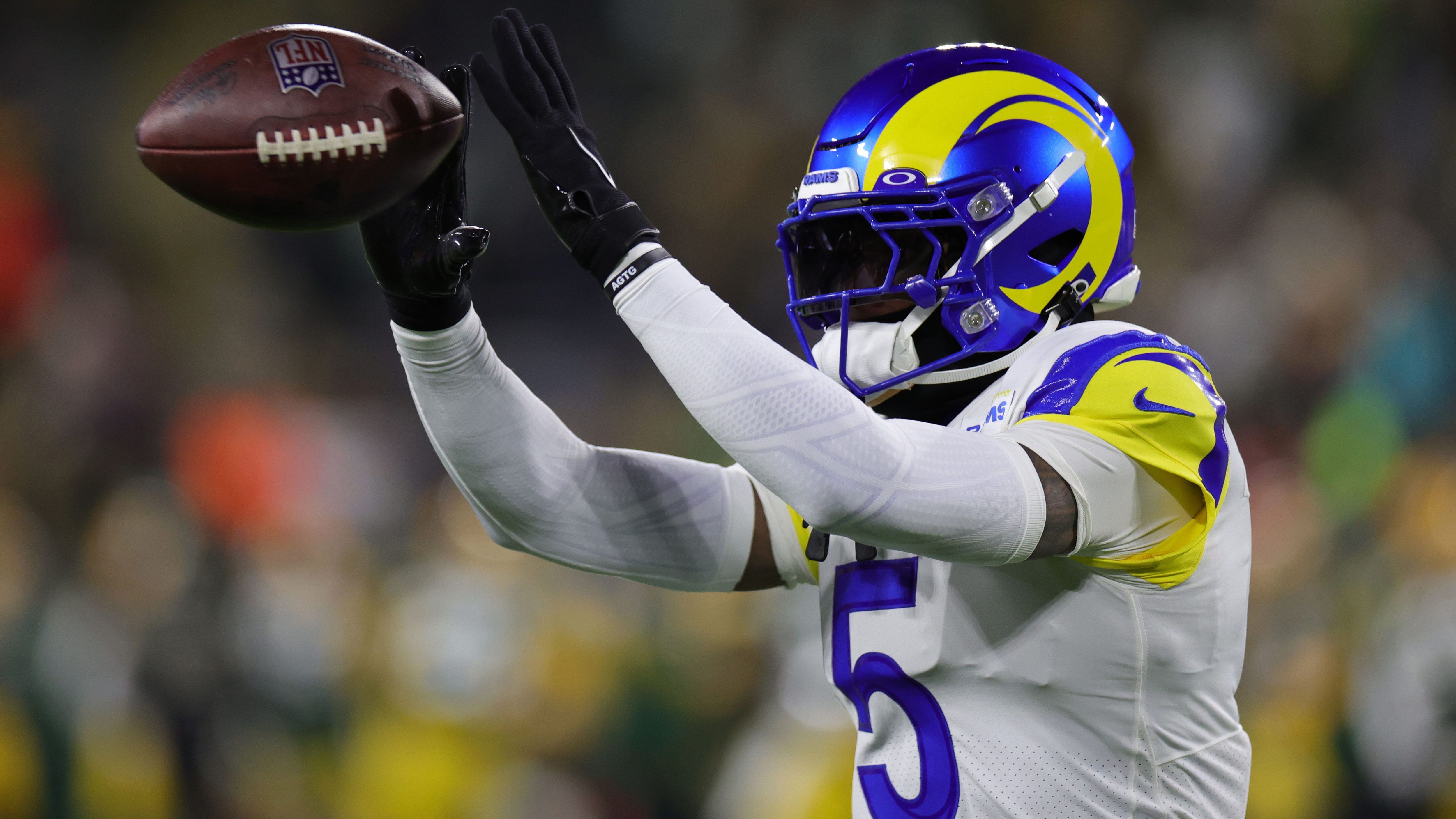 
                <strong>Trade steht offenbar bevor - Landing Spots für Jalen Ramsey</strong><br>
                Die Los Angeles Rams geben nach Bobby Wagner offenbar den nächsten Star ab. Berichten des "NFL Network" zufolge steht Jalen Ramsey nach dreieinhalb Jahren in LA kurz vor einem Trade. Dadurch würden die Rams rund 5,5 Millionen US-Dollar an Cap Space einsparen. Da Ramseys Gehalt im kommenden Jahr nicht garantiert gewesen wäre, müsste der potentielle Abnehmer voraussichtlich viel Geld in die Hand nehmen. Doch welche Teams kämen für den Top-Cornerback in Frage? ran wirft einen Blick auf mögliche Landing Spots.
              