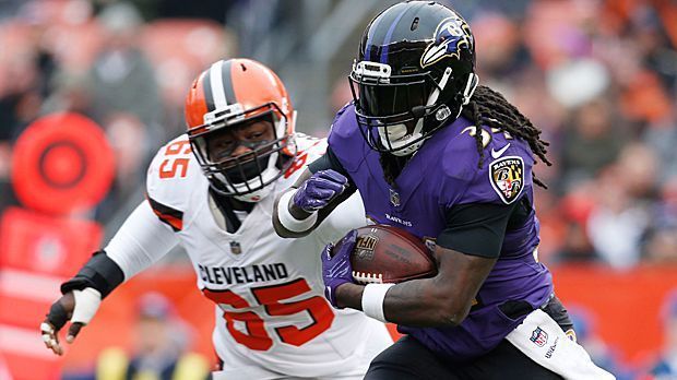 
                <strong>Alex Collins</strong><br>
                Ob Alex Collins dazu tanzen würde? Schwer zu sagen! Der Running Back der Baltimore Ravens nahm als Irish Dancer an der Talentshow der NFL-Stars teil. Der 23-Jährige erzählte sogar, dass ihm Irish Dance geholfen hat, seine Fußarbeit auf dem Football Field zu verbessern.
              