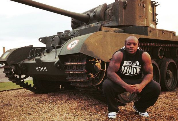 
                <strong>Adebayo Akinfenwa</strong><br>
                Jeder Spieler sucht sich das passende Gefährt für seine Größe aus. Wycombes-Muskel-Bomber Adebayo Akinfenwa posiert folgerichtig mit einem Panzer.
              