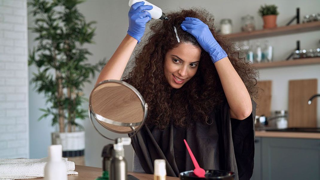 Verwende beim Haare färben unbedingt Handschuhe, sodass deine Hände frei von Rückständen bleiben.